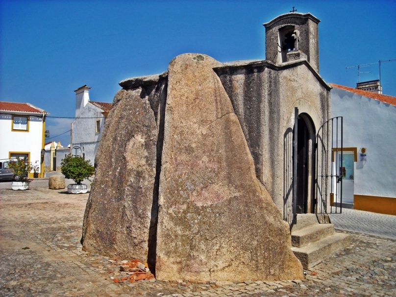 Dolmen-capilla de São Dinis (Pavia, Portugal)