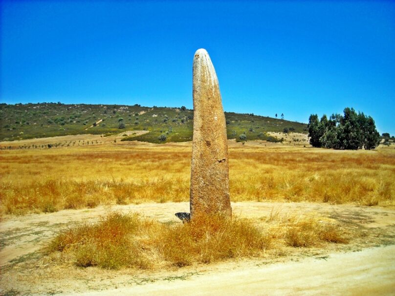 Menhir de Outeiro (Distrito de Évora, Portugal)