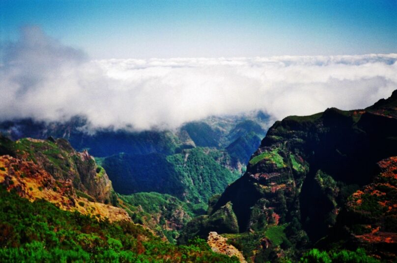 Por encima de las nubes