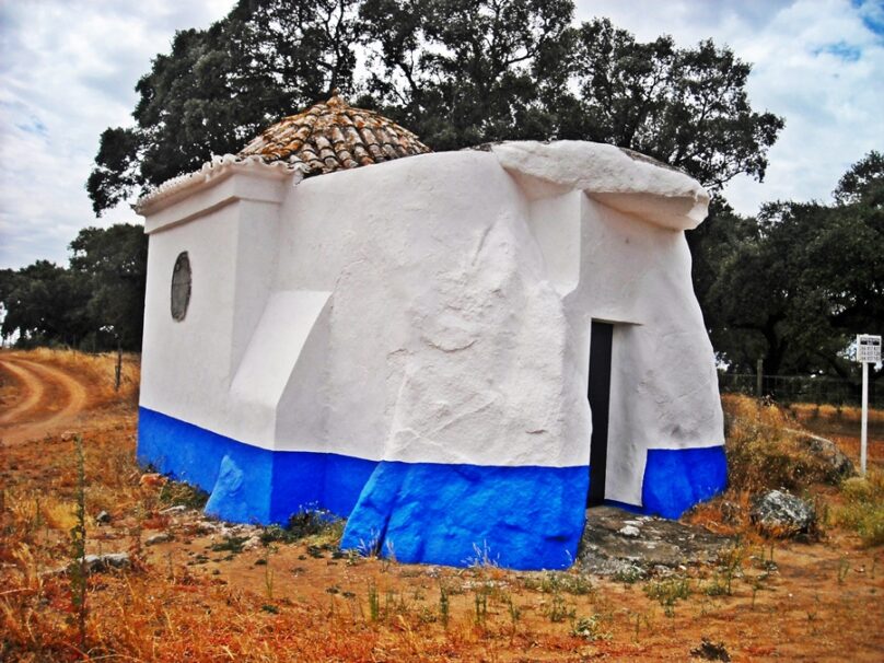 Dolmen-capilla de São Brissos (Distrito de Évora, Portugal)