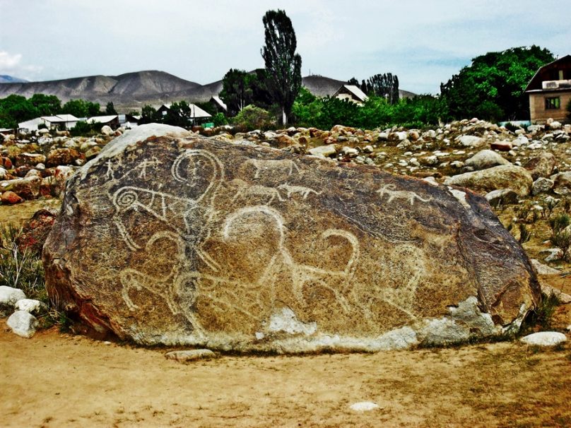 Petroglifos de Cholpon-Ata (Región de Issyk-Kul, Kirguistán)