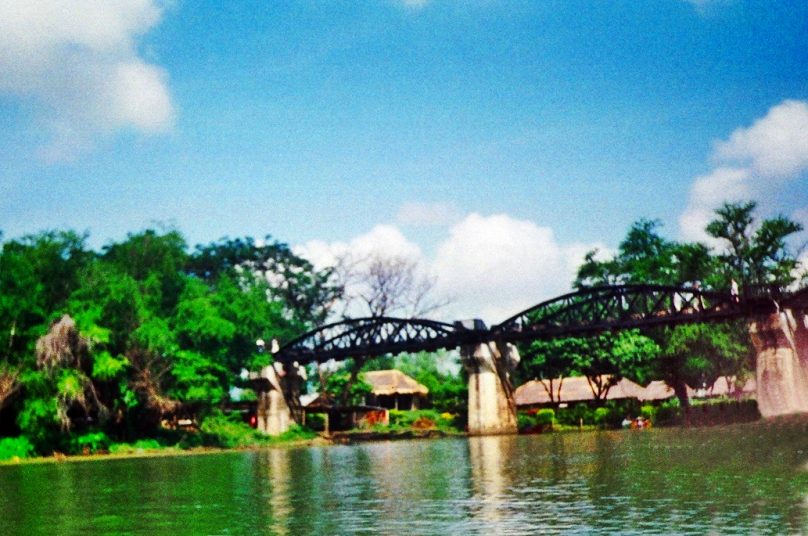 Puente sobre el río Kwai (Provincia de Kanchanaburi, Tailandia)