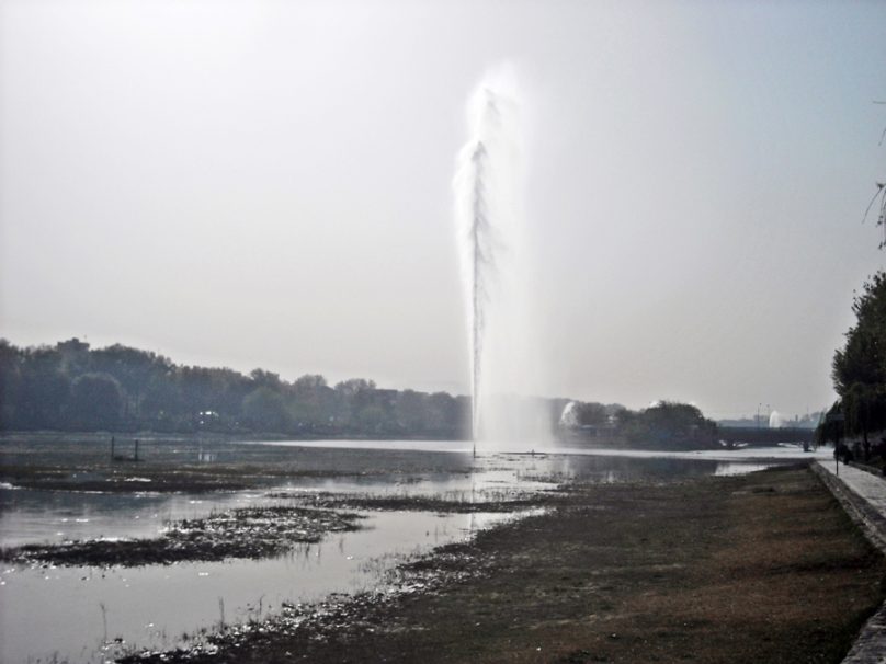 Surtidor del río Zayandeh (Isfahán, Irán)