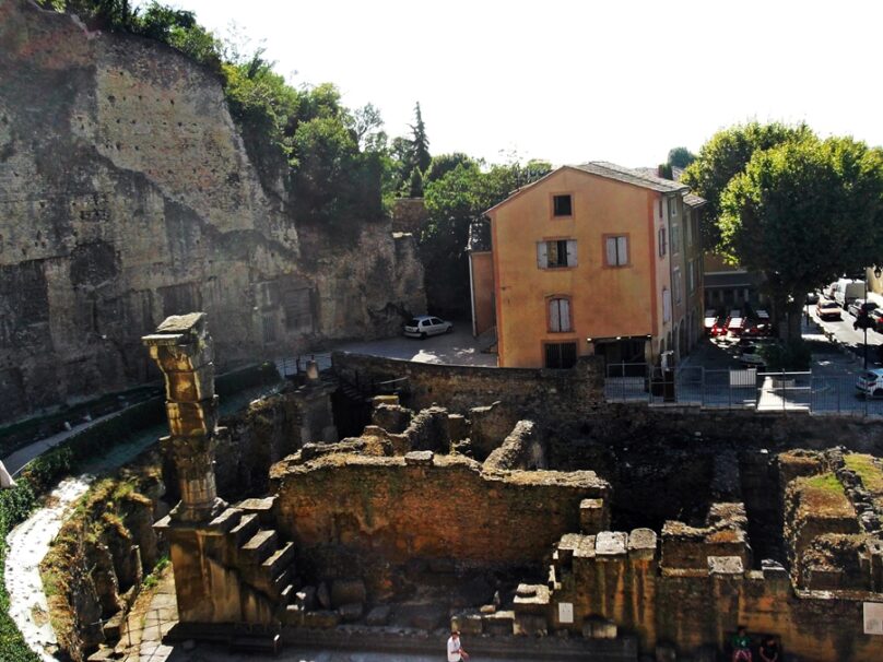 Teatro romano y sus alrededores y Arco de Triunfo (Orange, Francia)