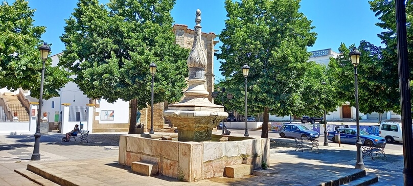 PlazadeGregorioBravoValenciadeAlcantara_02