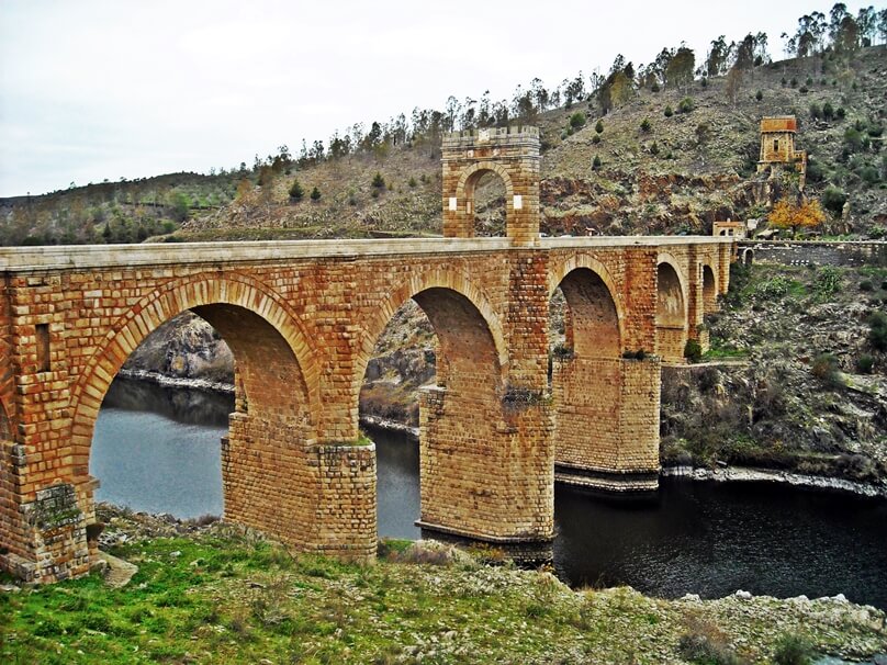 10 monumentos españoles que lucen como soles